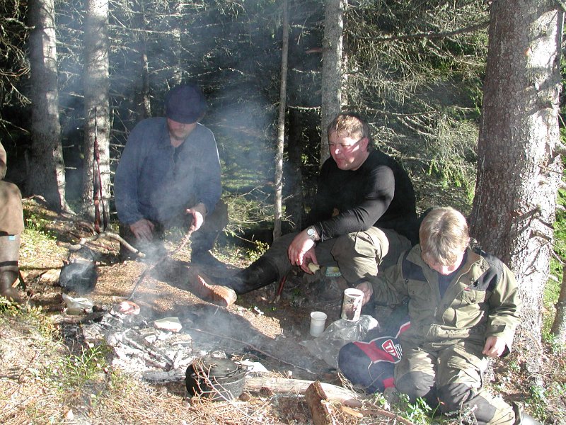 2004 kaffekok_1.jpg - Kaffekok ved enden av Damtjønnveien. Gjestejeger Helge Wennberg med assistent